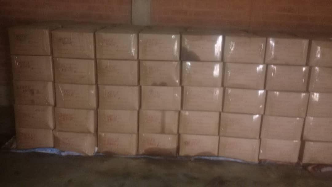 Cartons empilés dans un espace de stockage