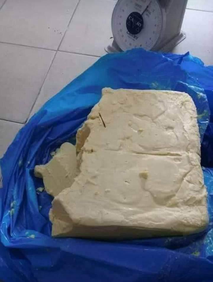 Beurre de karité sur une protection bleue