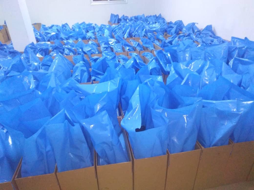 Ensemble de cartons avec protections intérieures bleues