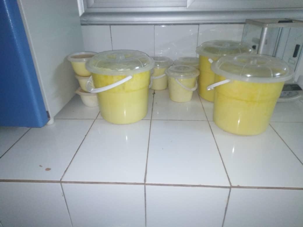 Beurre de karité présenté dans plusieurs seaux