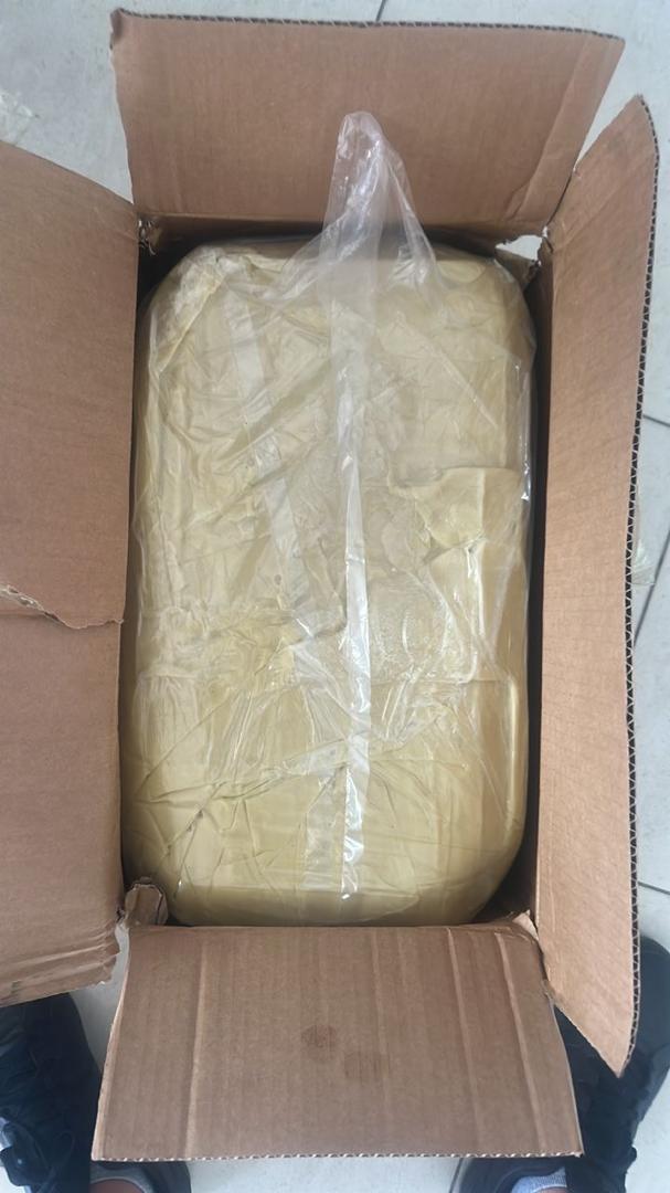Bloc de beurre protégé placé dans un carton ouvert