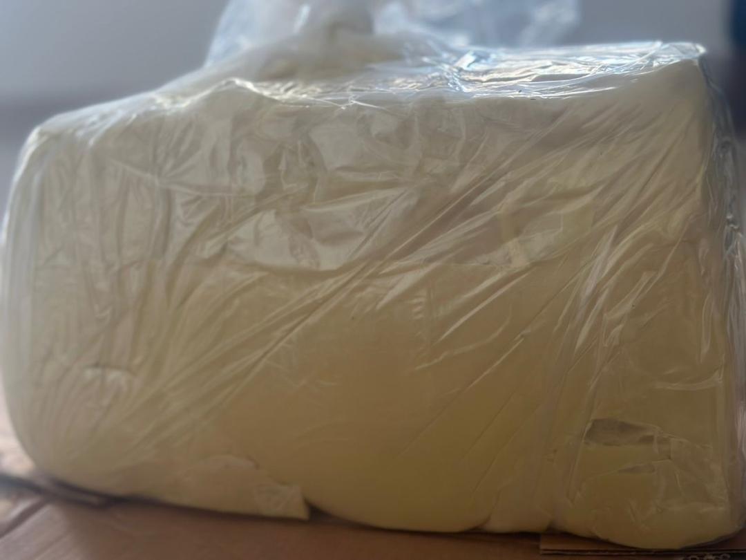 Bloc de beurre de karité enveloppé dans une protection